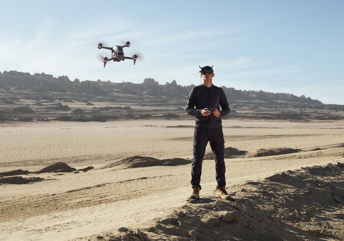 Pilot drona DJI FPV w goglach