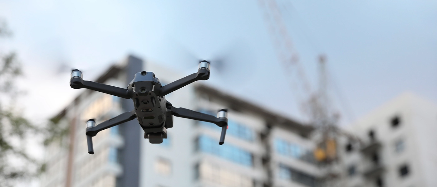 latanie dronem nad budynkiem
