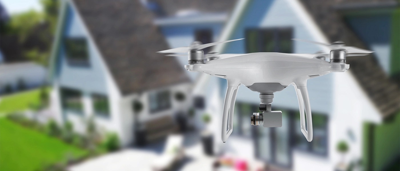 latanie dronem nad domem