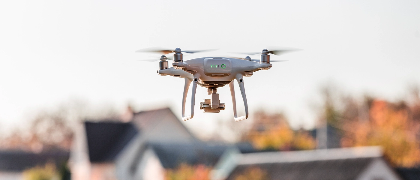 latanie dronem nad prywatną posesją