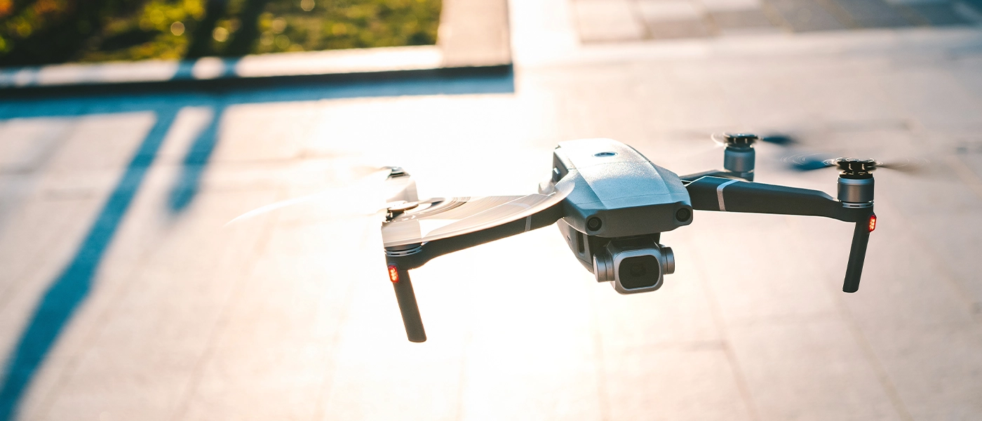 latanie dronem w mieście