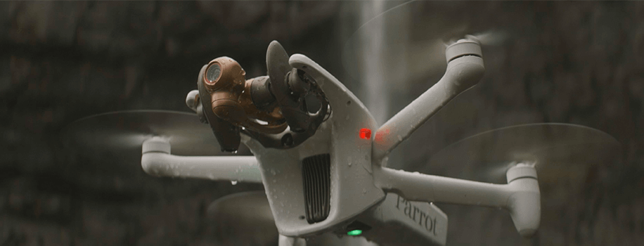 dron lecący w deszczu