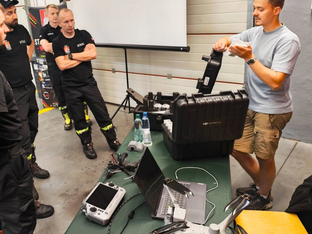 Instruktor MEGADRON podczas szkolenia grupowego z obsługi dronów