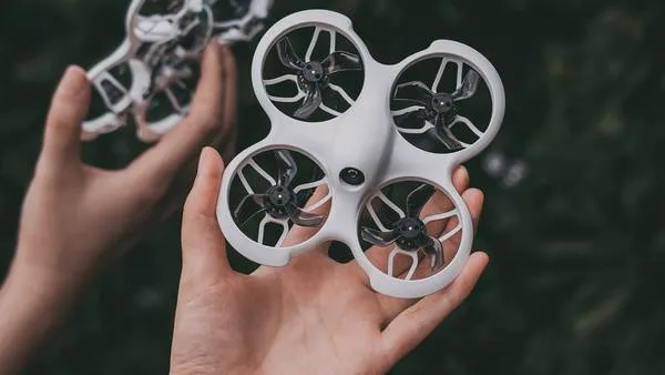 dron cetus pro w rękach
