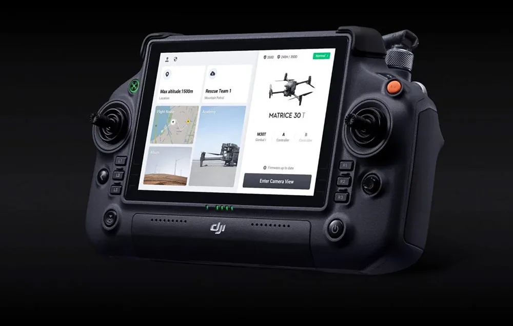 Aparatura sterująca DJI RC Plus z widocznym na ekranie interfejsem aplikacji DJI Pilot 2.