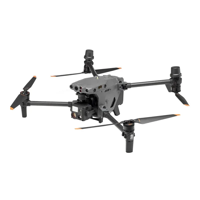 Zdalne sterowanie dronem DJI Matrice 30T za pomocą aparatury z wyświetlaczem pokazującym interfejs użytkownika i mapę lotu.