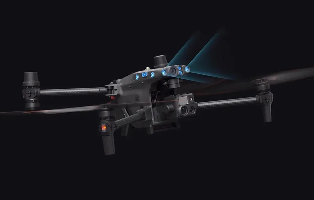 Dron DJI Matrice 30T na czarnym tle,