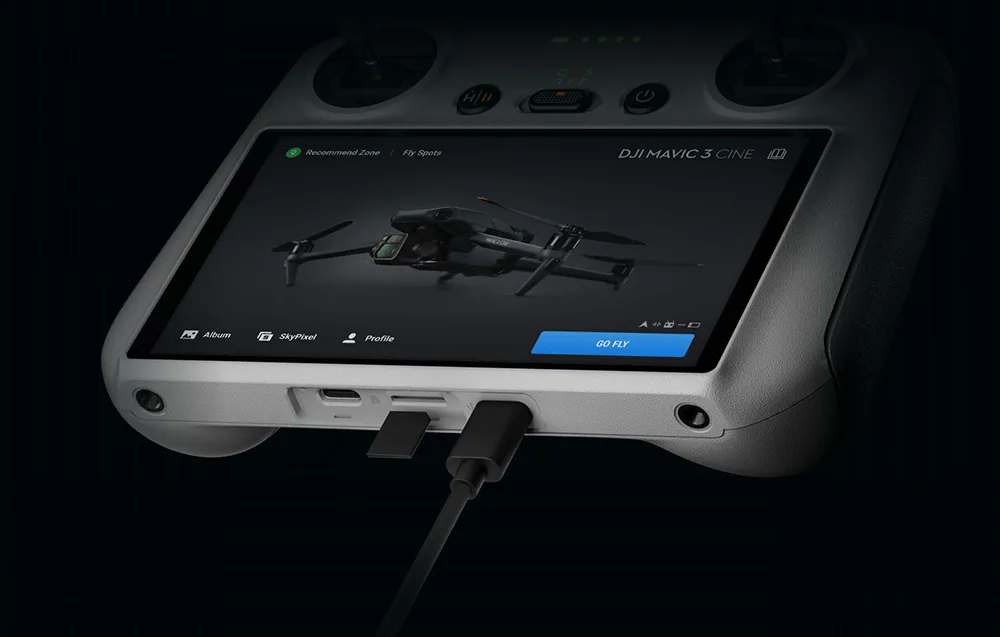 DJI RC z możliwością ładowania przez USB-C i obsługą kart microSD