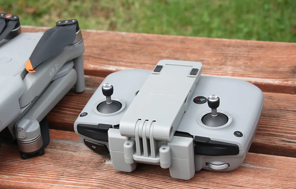 Uchwyt Sunnylife A2S-ZJ067 zamontowany przy kontrolerze DJI RC-N1