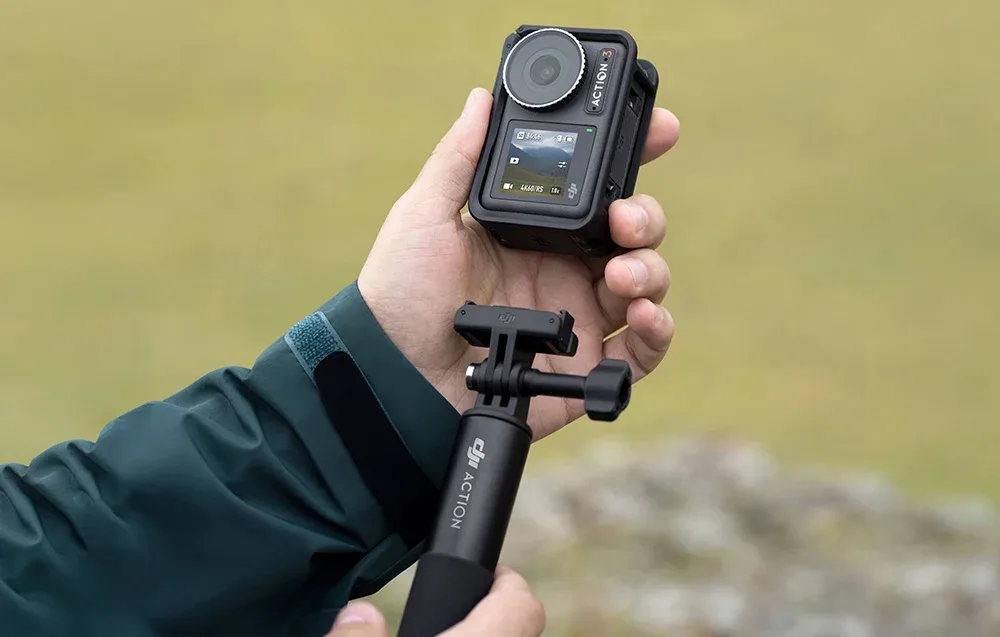 Osoba montująca kamerę DJI Osmo 360 na wysięgniku