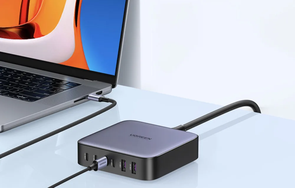 Технічна ілюстрація зарядного пристрою UGREEN CD271 200 Вт із портами USB-C та USB-A