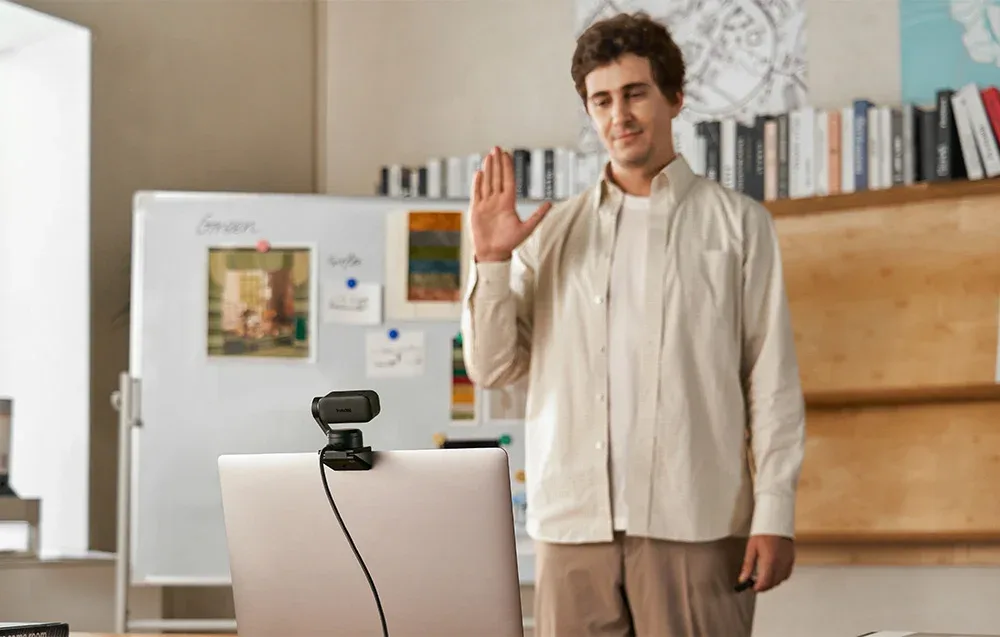 Insta360 Link 2 webcam gesture control