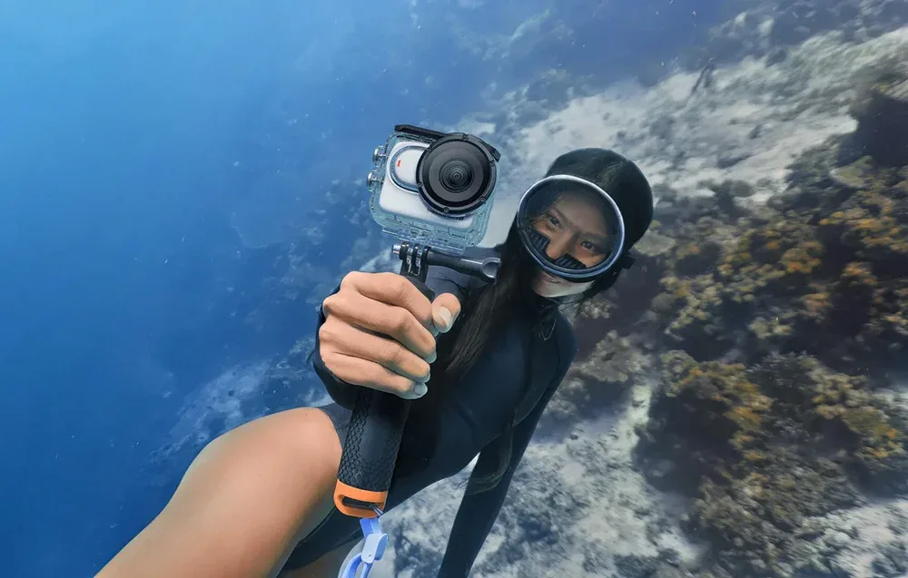 Zamek przesuwny w obudowie wodoszczelnej Insta360