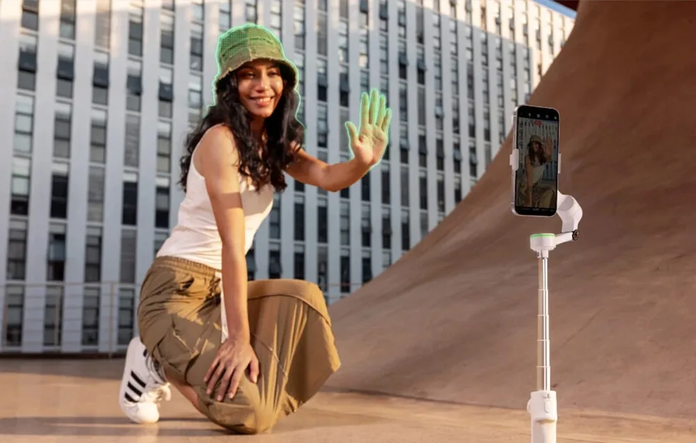 Stabilizator Insta360 Flow 2 Pro AI Tracker Bundle w białym kolorze