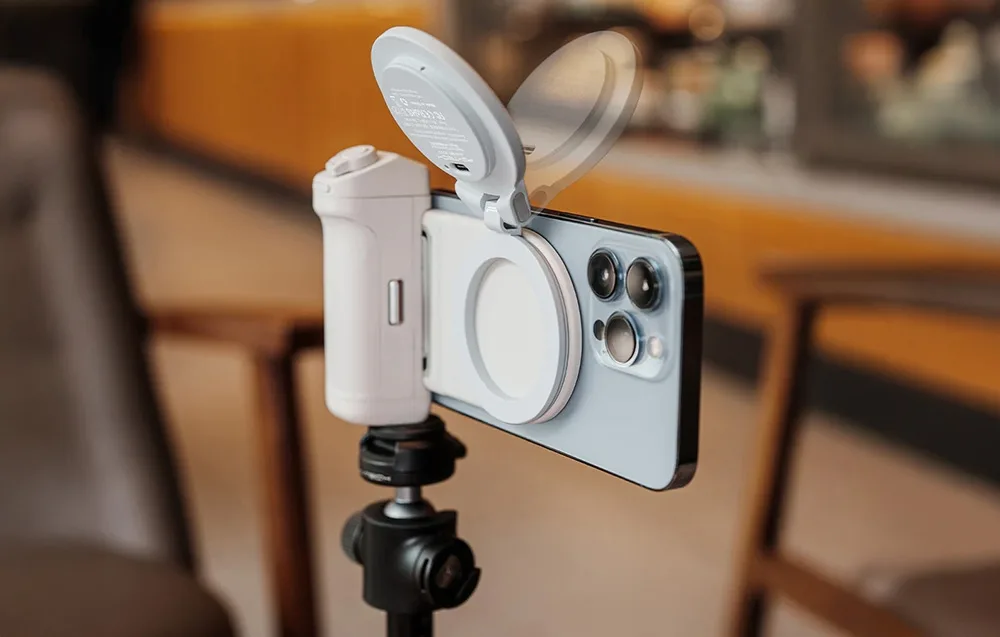 PGYTech MagGlow phone light with adjustable rotating design