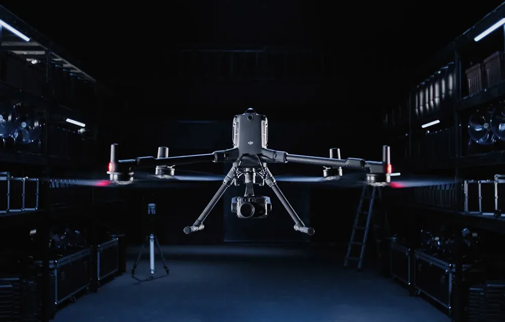DJI Matrice 400 podczas operacji terenowych