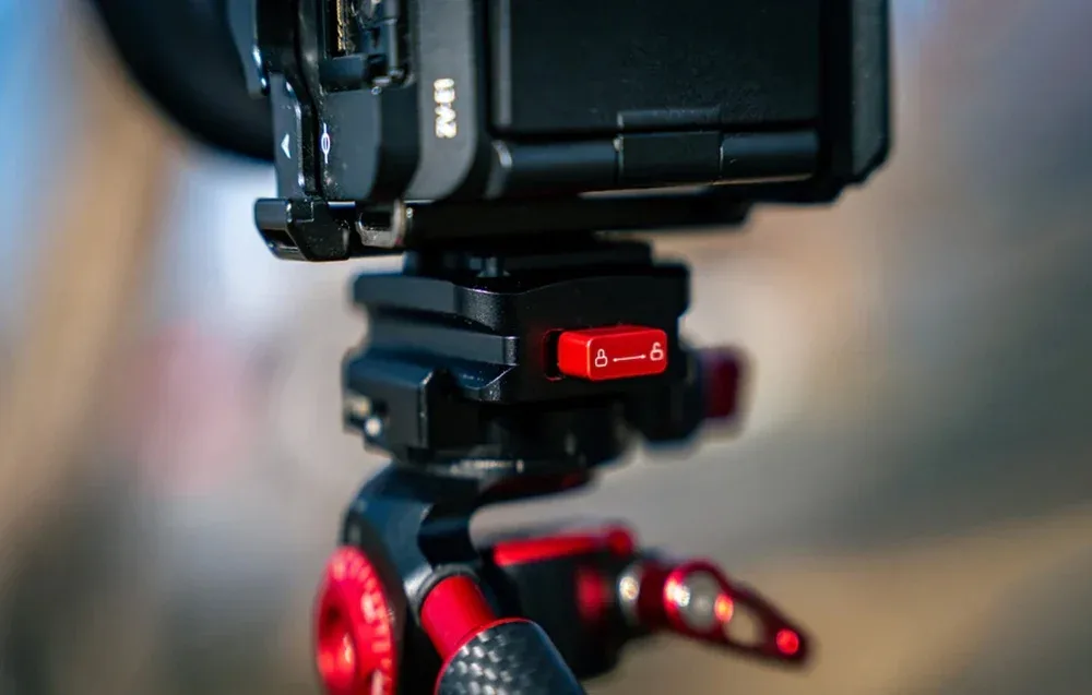 Secure locking system on Freewell tripod quick release plate