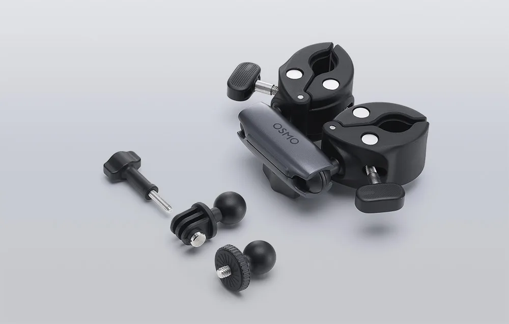 Подвійний міцний затискач DJI Osmo з аксесуарами для екшн-камер на сірому тлі