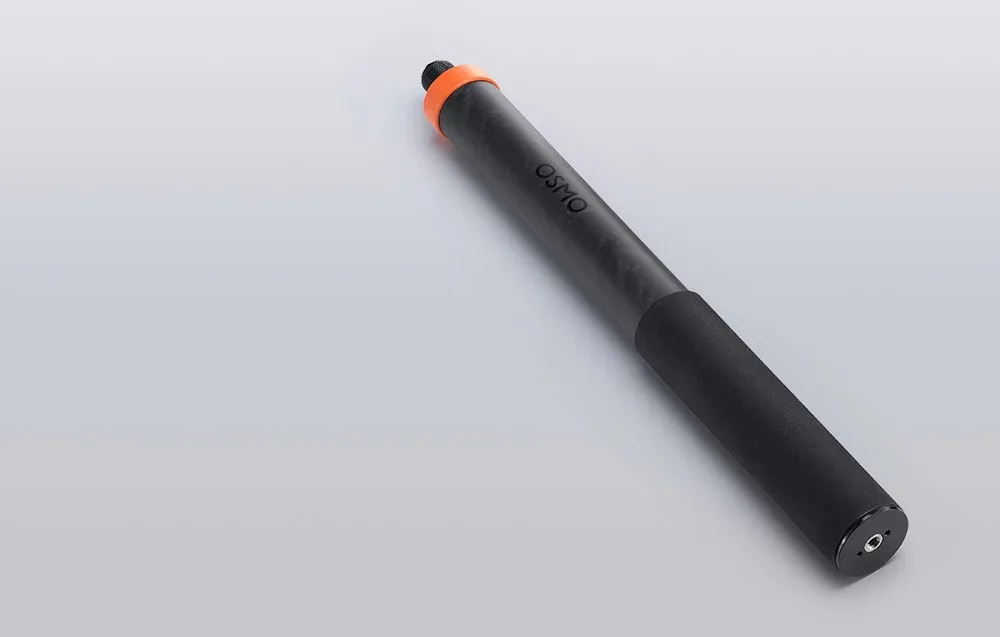 złożony selfie stick do kamer sportowych na szarym tle