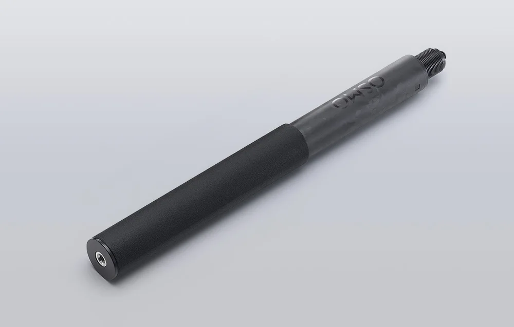 czarny złożony selfie stick na szarym tle