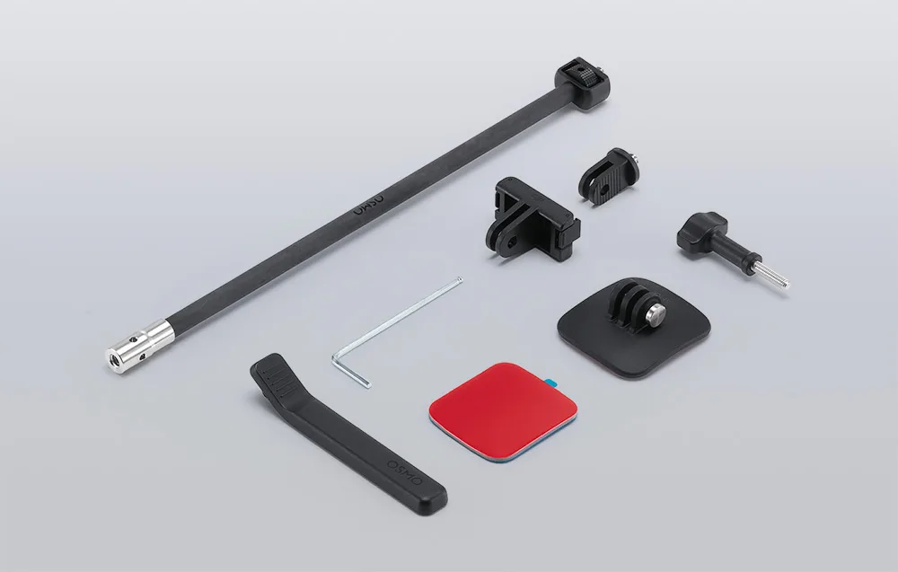 Набір кріплення на шолом DJI Osmo для екшн-камери на сірому фоні