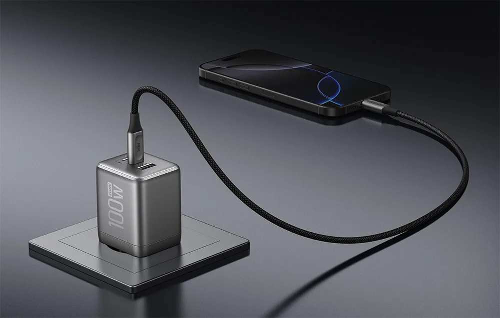 Smartphone charging with the EcoFlow RAPID Pro 100W silver wall charger
