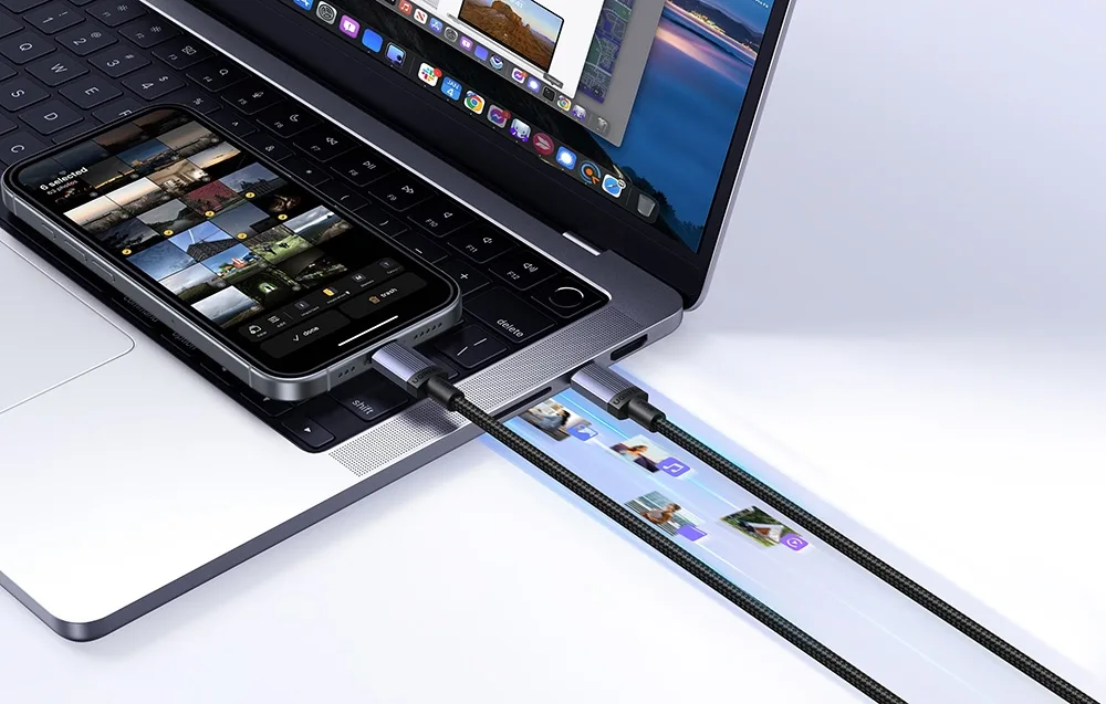 MacBook з галереєю фотографій на екрані, підключений до телефона кабелем USB-C