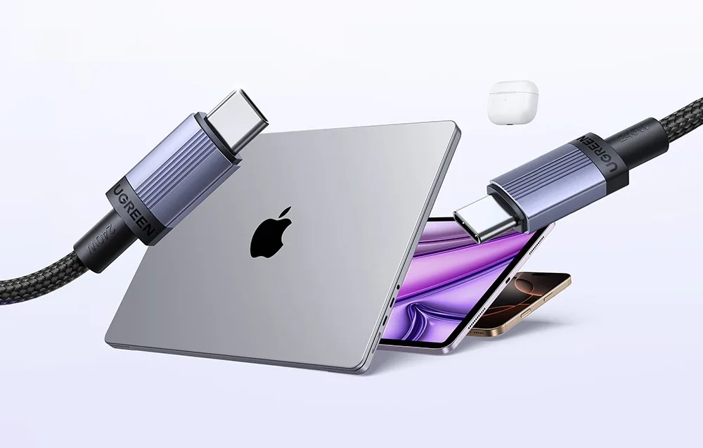 Ноутбук, смартфон, планшет, футляр для навушників TWS і кабель USB-C на світлому фоні