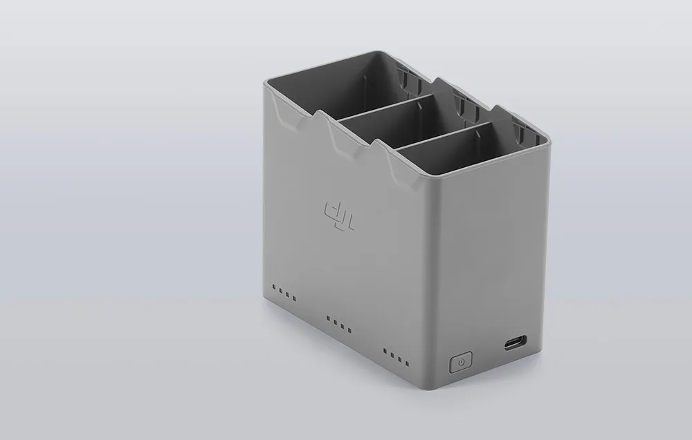 Сірий зарядний хаб DJI Mini 5 Pro з трьома слотами для акумуляторів і портом USB-C