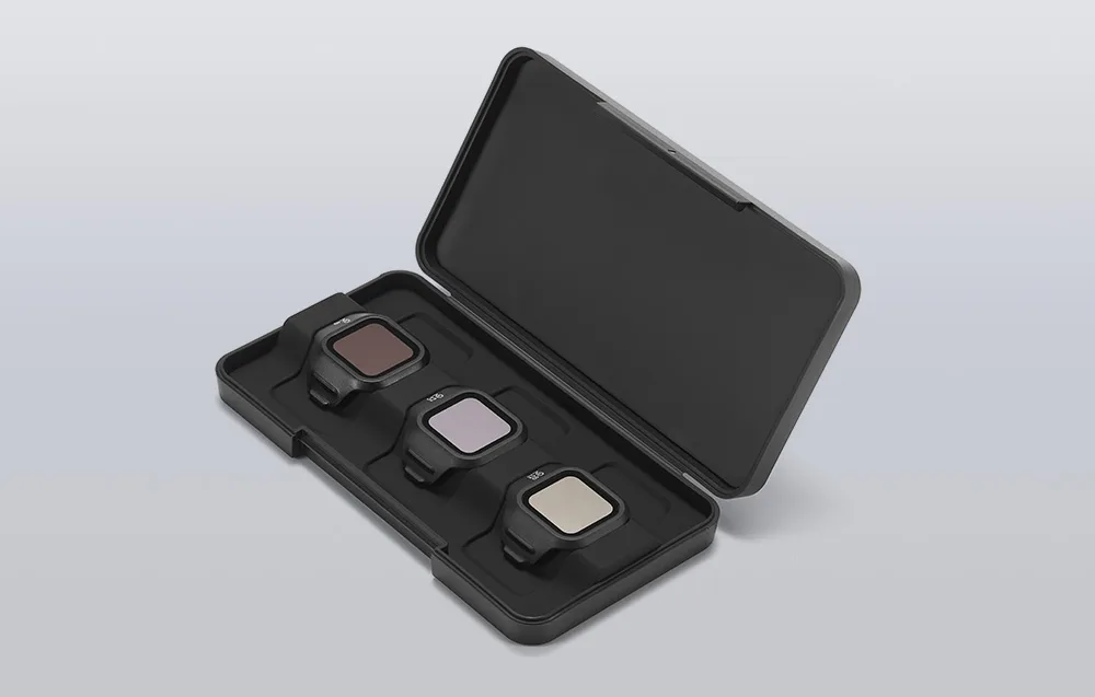 Otwarte czarne etui z trzema filtrami ND do kamery, oznaczonymi jako ND32, ND64 i ND128.