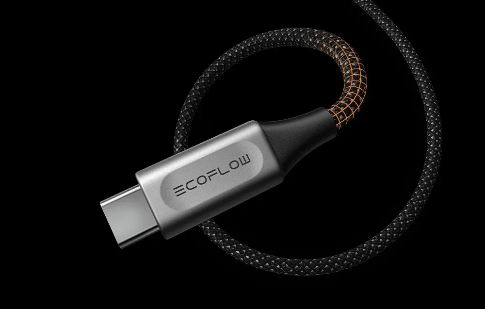 Kabel USB-C EcoFlow w oplocie na czarnym tle.