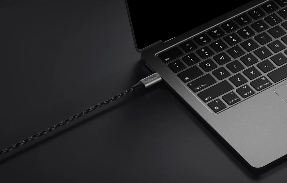 Laptop podłączony do czarnego kabla EcoFlow.