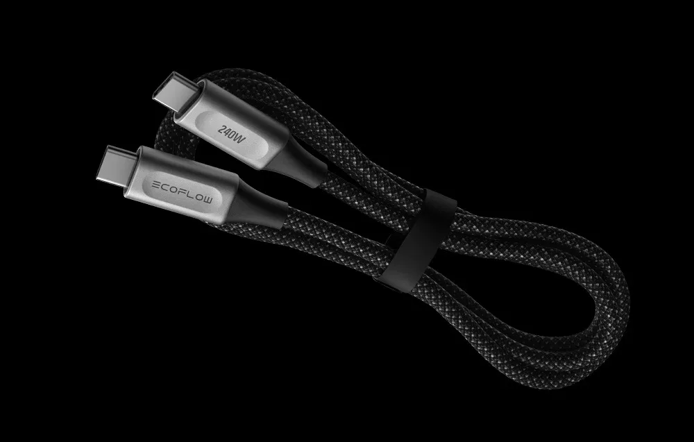 Kabel EcoFlow 240 W zwinięty na czarnym tle.