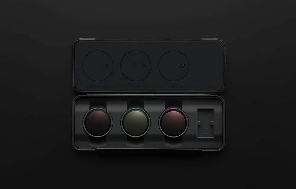 Zestaw filtrów ND DJI Osmo Nano widziany z góry w ciemnym oświetleniu, z filtrami osadzonymi w dedykowanych miejscach w etui
