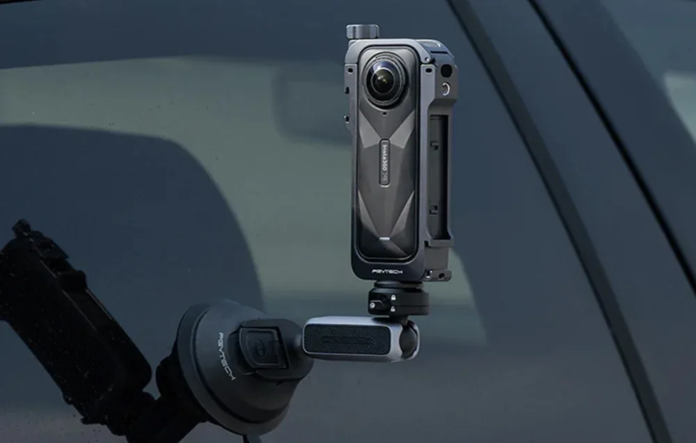 Kamera insta360 w obudowie PGYTECH przymocowana do szyby samochodu za pomocą specjalnego mocowania.