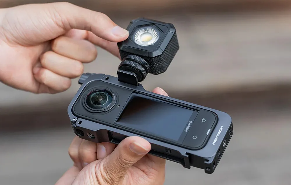 Mężczyzna montuje oświetlenie do kamery insta360 w obudowie.