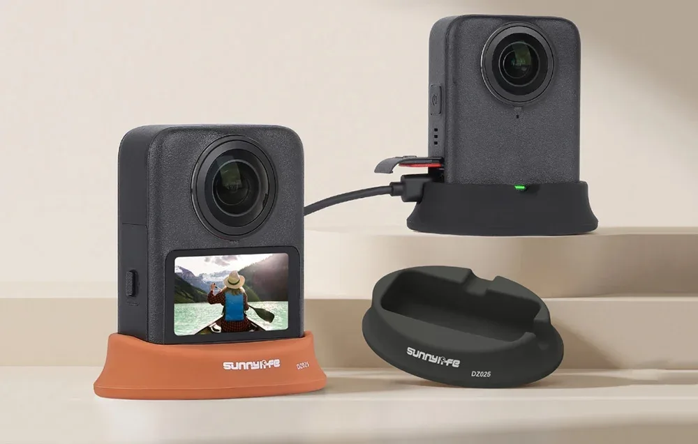 Dwie kamery 360 stopni z czarną i brązową podstawką, jedna jest podłączona do ładowania