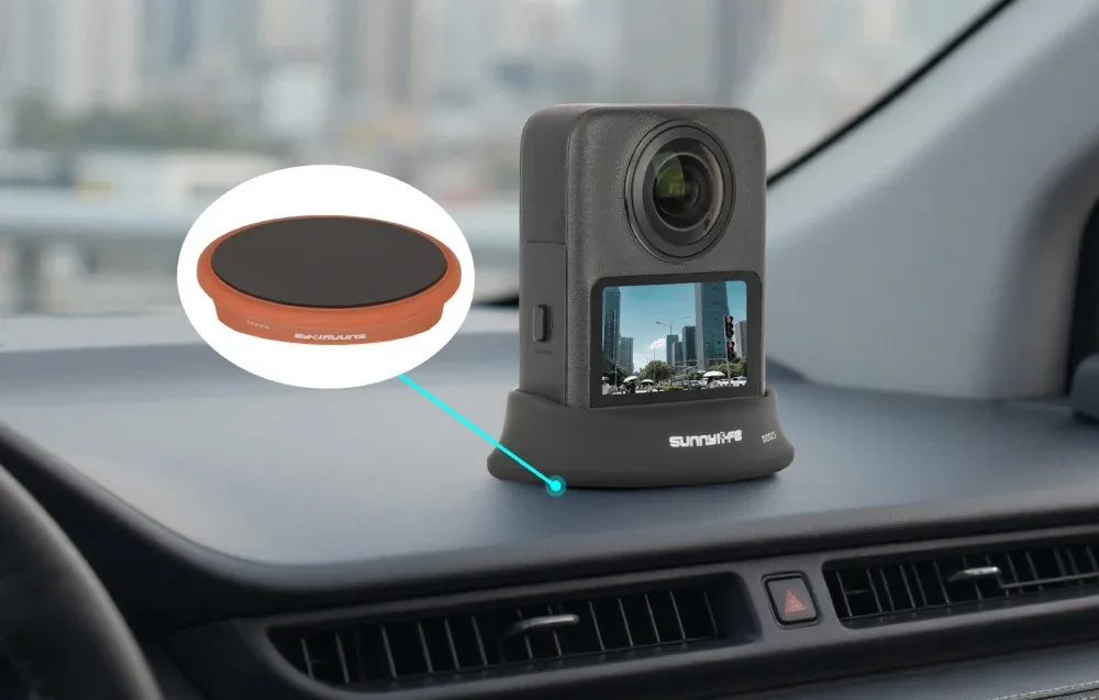 Kamera 360 stopni przymocowana do deski rozdzielczej samochodu za pomocą czarnej podstawki