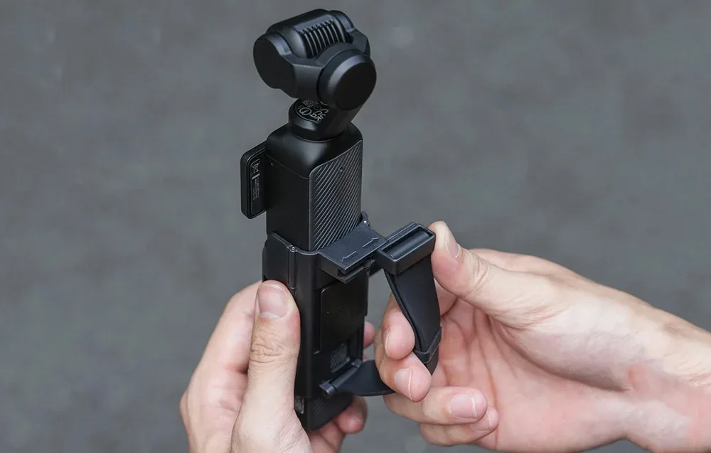 Розкладний тримач Sunnylife MJ991, встановлений на DJI Osmo Pocket 3