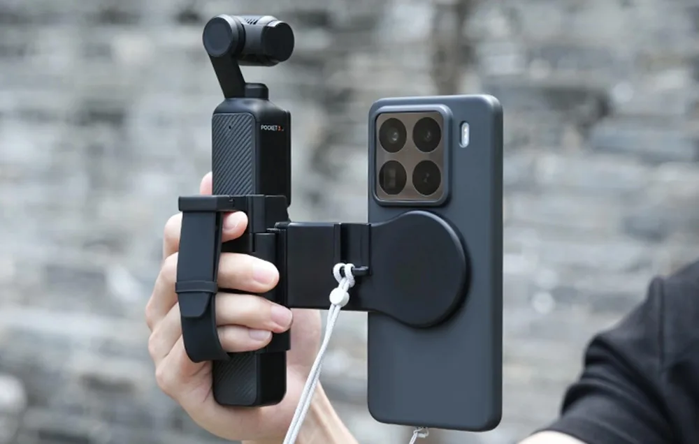 DJI Osmo Pocket 3 із закріпленим смартфоном у руці користувача