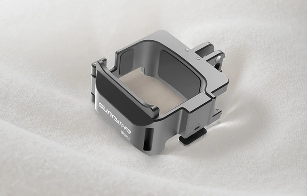 Uchwyt Sunnylife BK016 w kolorze czarno-srebrnym, leżący na białym materiale