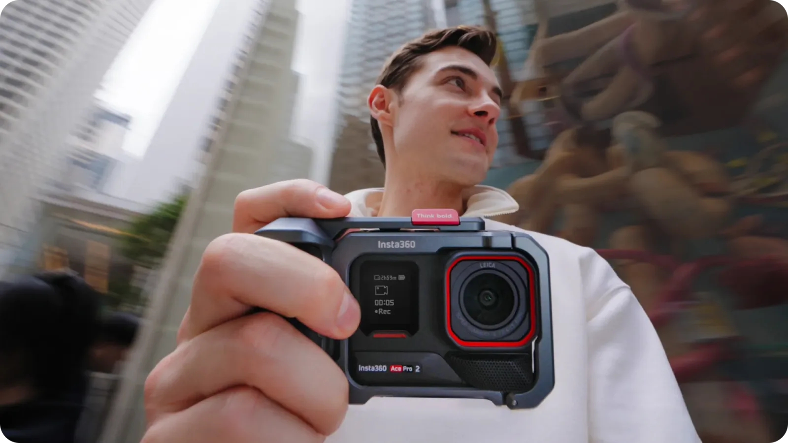 Kamera Insta360 z zamontowanym Xplorer Grip Kit