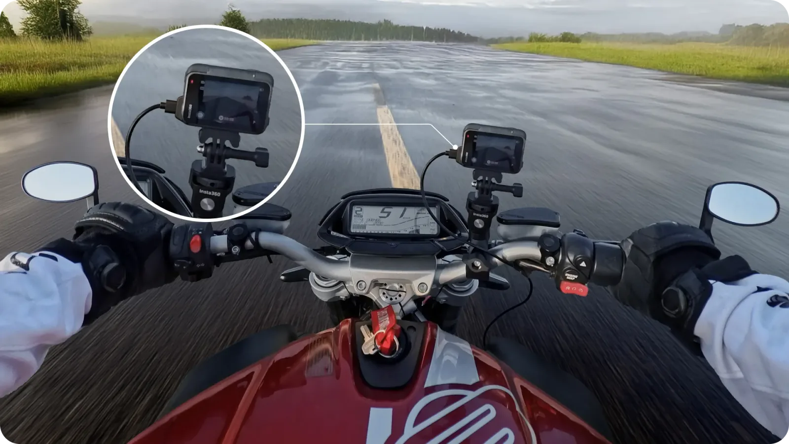 Заряджання камери Insta360 під дощем із водозахисною кришкою USB-C