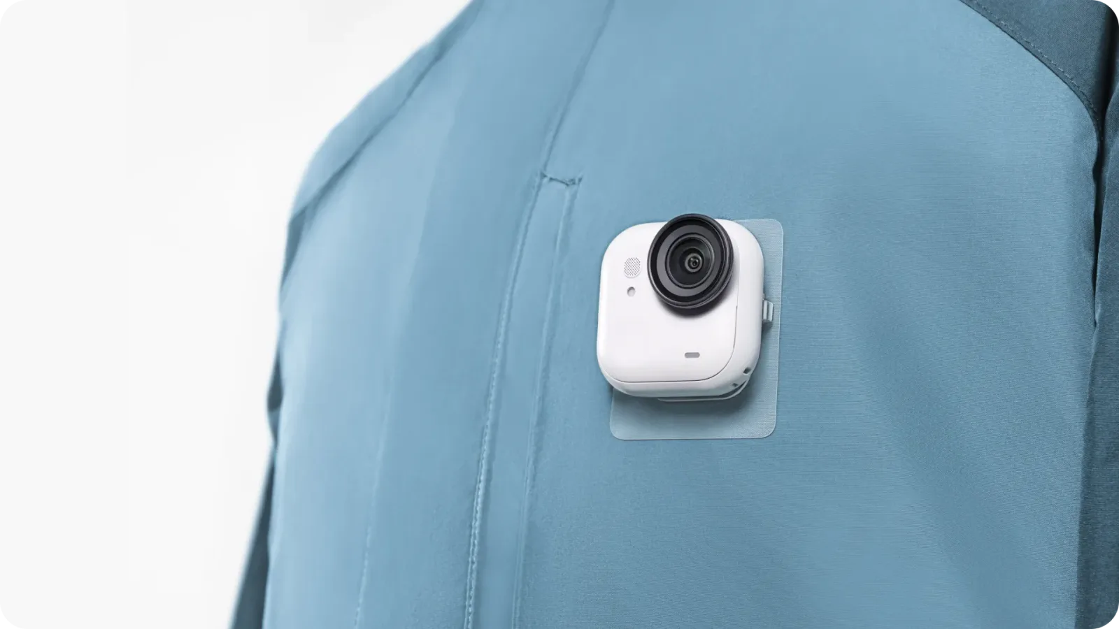 Sticky Tabs przyklejone na ubraniu i płaskiej powierzchni – kreatywne ujęcia z kamerą Insta360