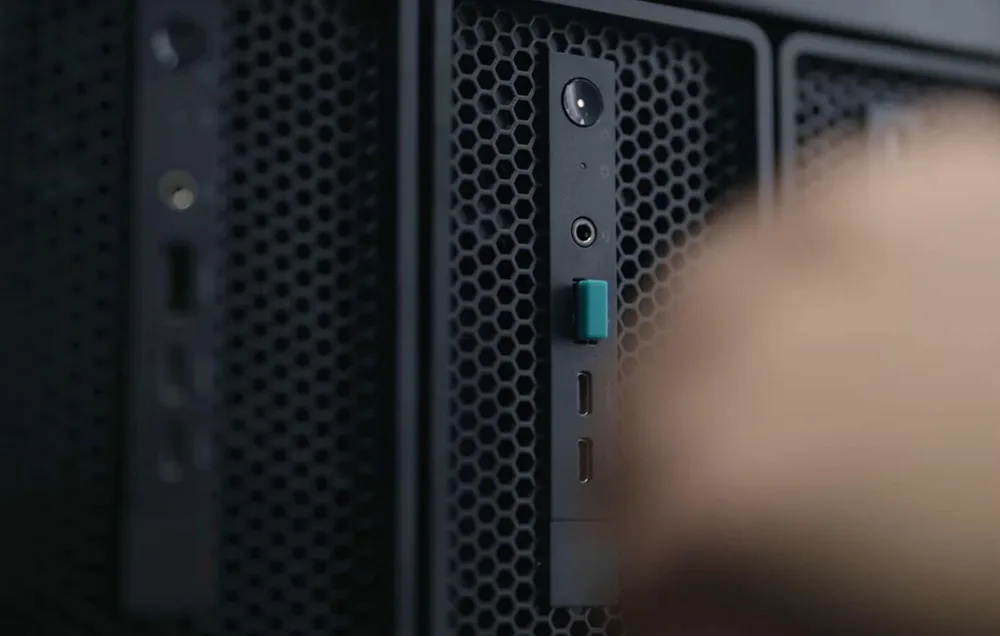 Panel przedni komputera z widocznymi portami
