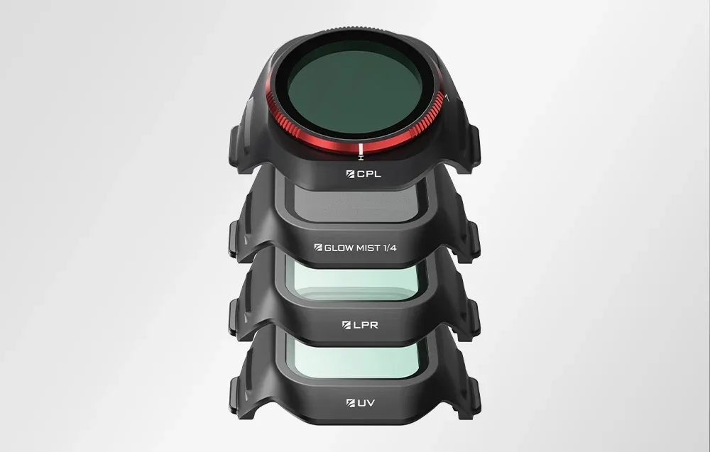 Widok z góry na cztery filtry do drona - CPL, Glow Mist 1/4, LPR i UV ułożone pionowo w stosie