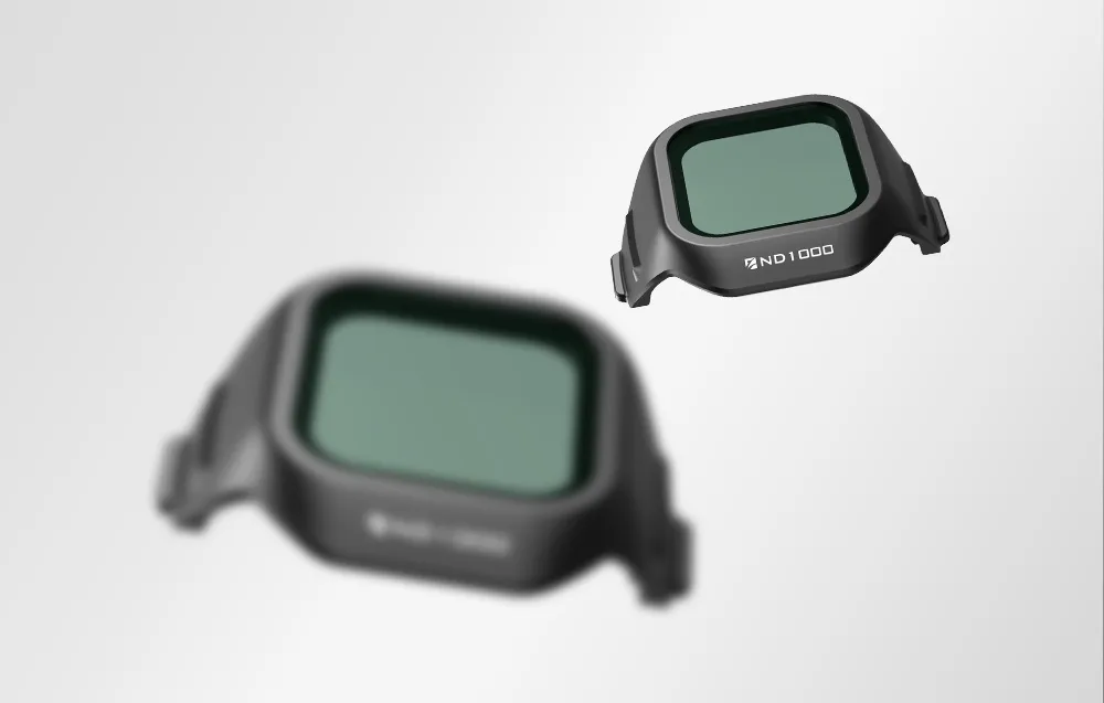 Para filtrów ND1000 z miętowymi szkłami - jeden ostry po prawej, drugi rozmyty po lewej na białym tle