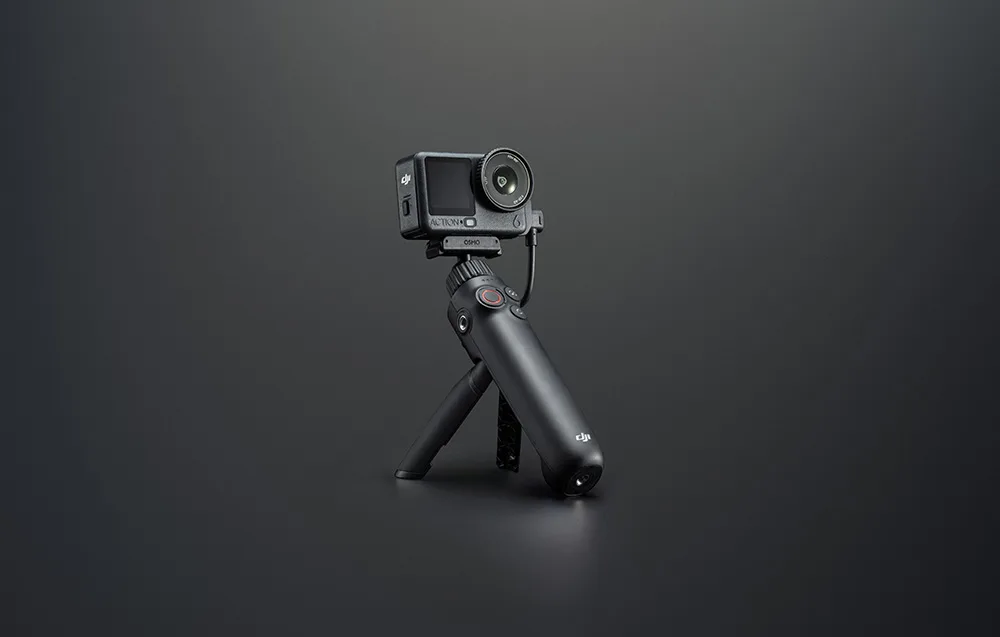 Екшн-камера DJI Osmo Action, встановлена на акумуляторному тримачі з двостороннім кріпленням