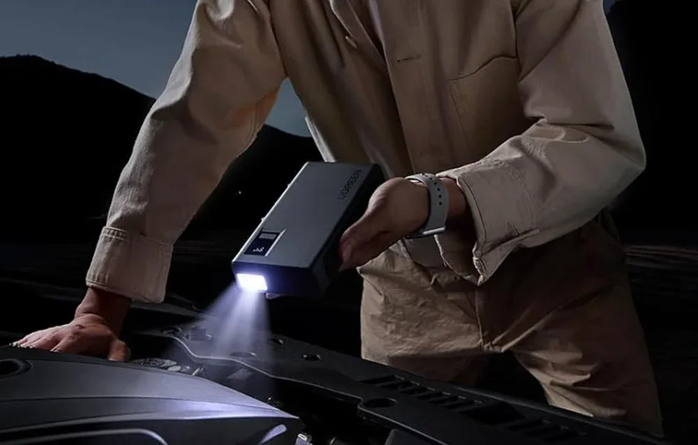 UGREEN ES702 jump starter with LED light and display