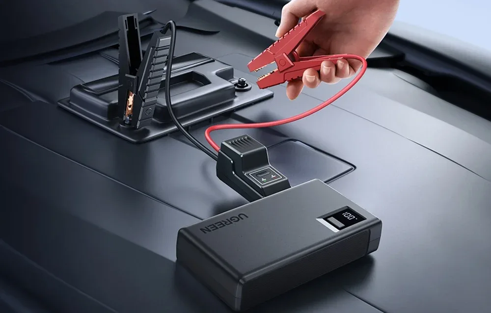 UGREEN ES702 car battery jump starter close-up